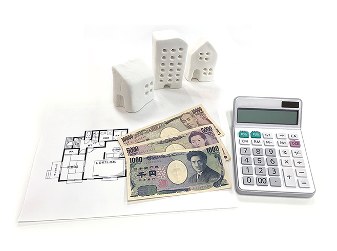 住宅の模型、紙幣、計算機などによる必要経費のイメージ画像